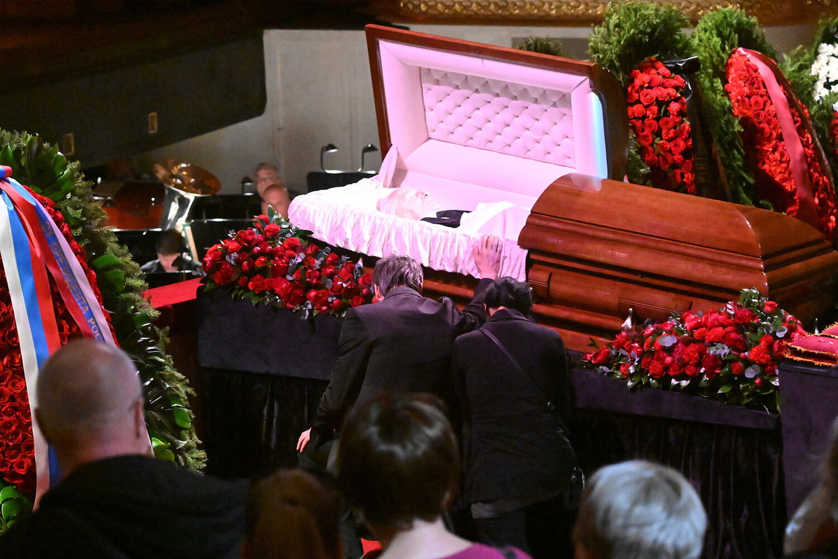 Церемония прощания с балетмейстером Большого театра Юрием Григоровичем на исторической сцене Большого театра, 23 мая 2025 года ©Илья Питалев/РИА Новости  📷