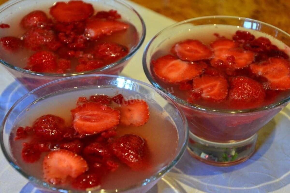 Десерт с зеленым чаем, клубникой и желатином.