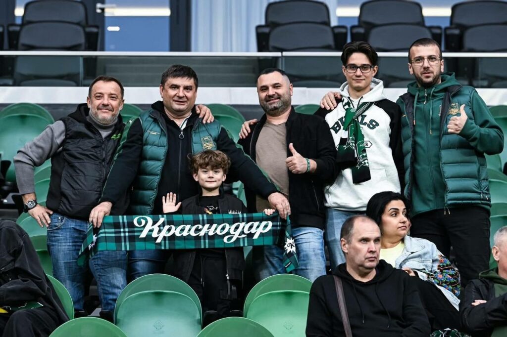     На фото Евгений Жуков первый слева.
