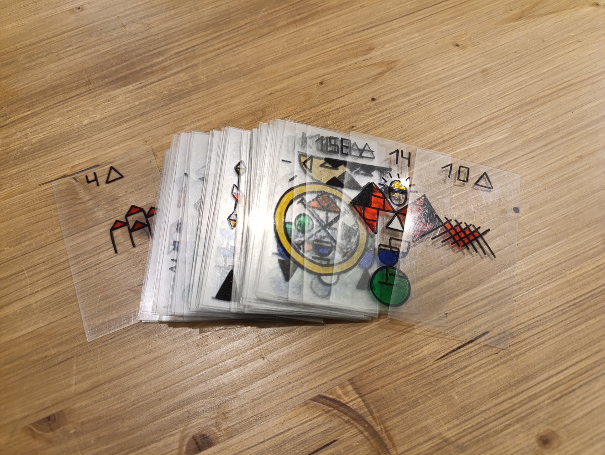 Обращаем внимание на подколодную карту и ту, что легла поверх колоды. Они нам скажут об общей атмосфере расклада. О ней напишу после традиционного вступления)