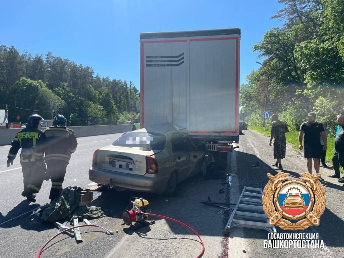    В Уфимском районе 68-летний водитель погиб, врезавшись в грузовик