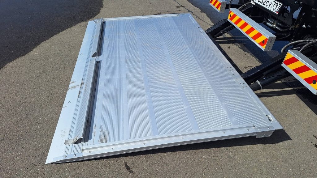 Алюминиевая платформа гидроборта с ролл-стопами.