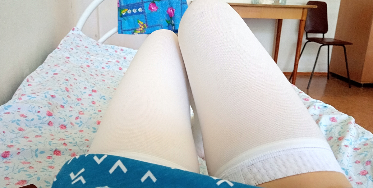 Перед операцией, в специальных компрессионных чулках