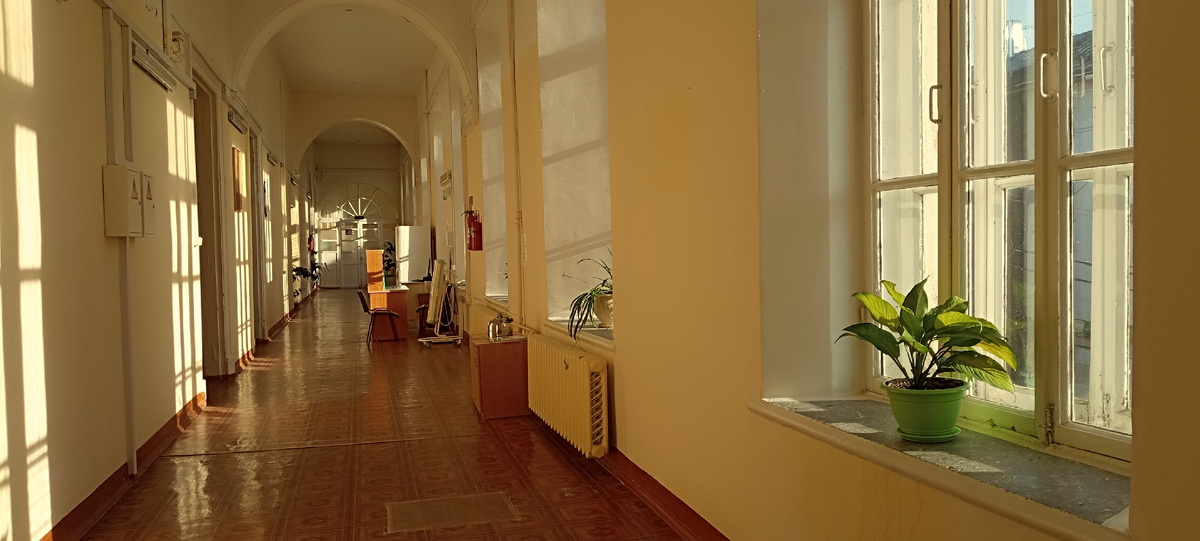 В больничном коридоре спозаранку