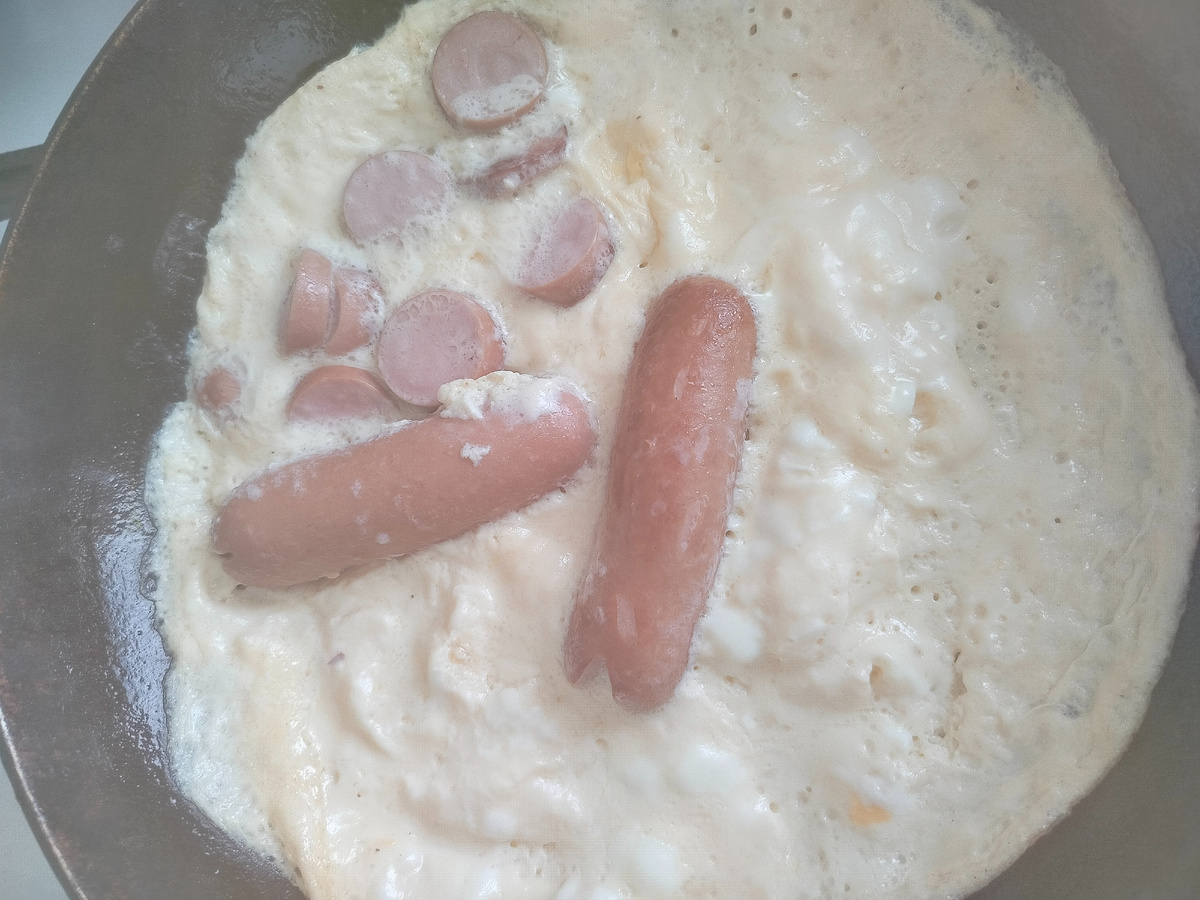 Завтрак. Омлет с сосисками. Сосиски на выбор, хочешь целиком, хочешь порезанная. Сковородка та же. В этом у меня стабильность. 