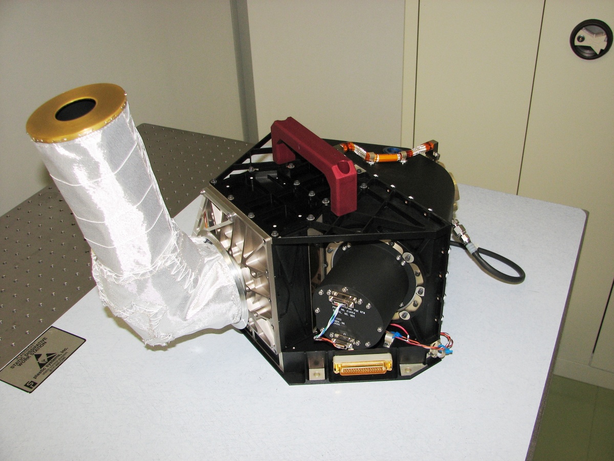 Лётный образец ультрафиолетового спектрометра ФЕБУС (Probing of Hermean Exosphere by Ultraviolet Spectroscopy) миссии к Меркурию «БепиКоломбо» (ESA-JAXA). Бленда российского узла наведения защищена тепловой изоляцией. Фотография ИКИ РАН