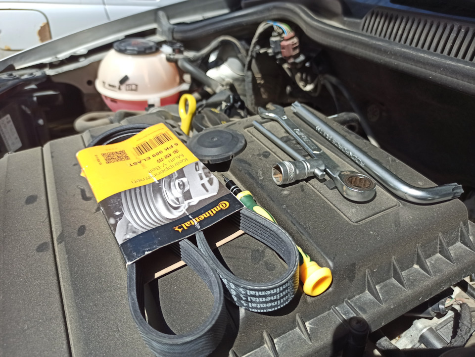 Инструмент на сегодня: вороток и трещетка на 1/4, головка на 13, трещеточный ключ на 13, г-образный ключ Т55 и тонкая шлицевая отвертка