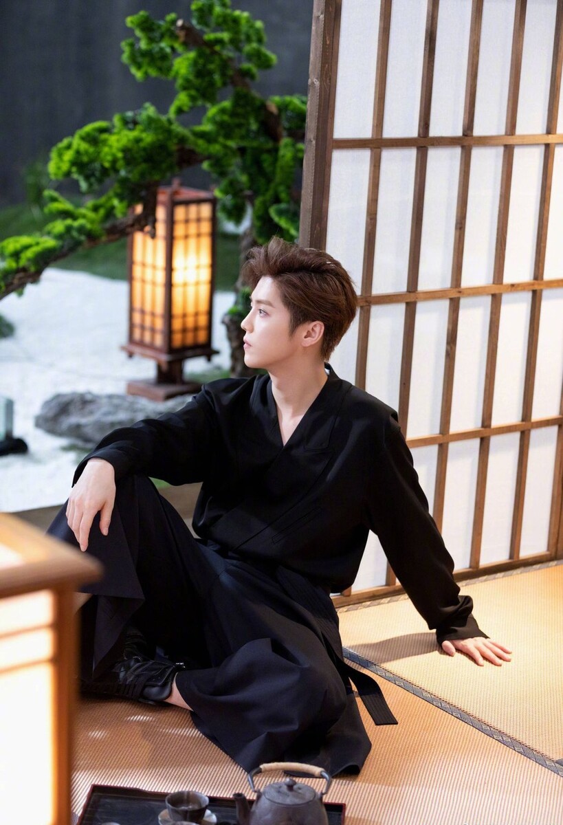 Раз в песне стилизованные традиционные мотивы, то и фото прикладываю в стилизованной традиционной одежде. Поиск Яндекса.