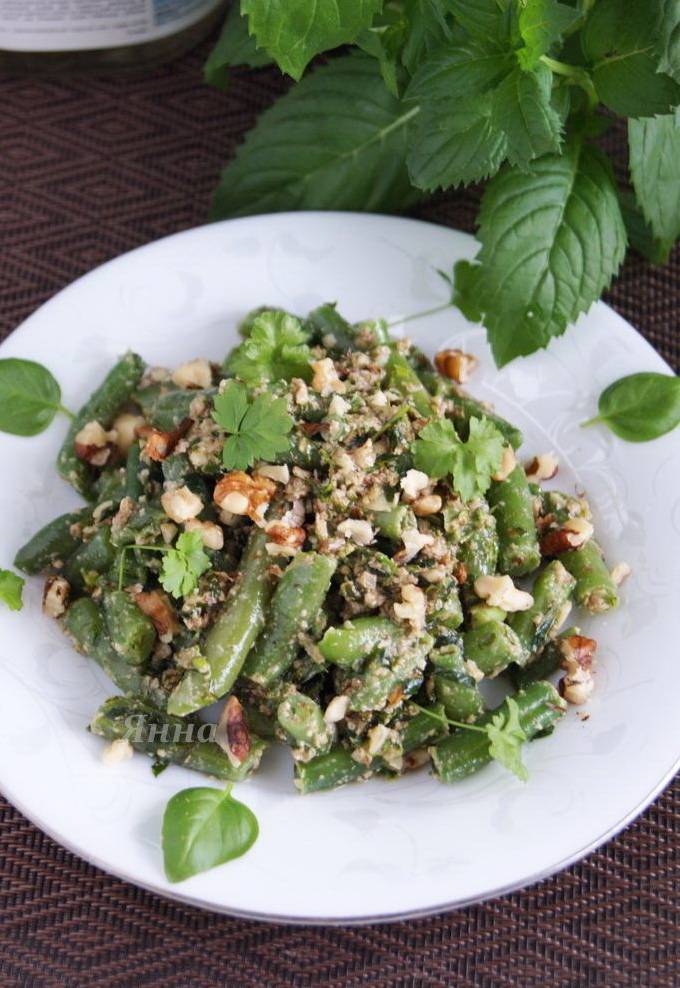 Фото автора. Салат из зеленой стручковой фасоли с орехами.