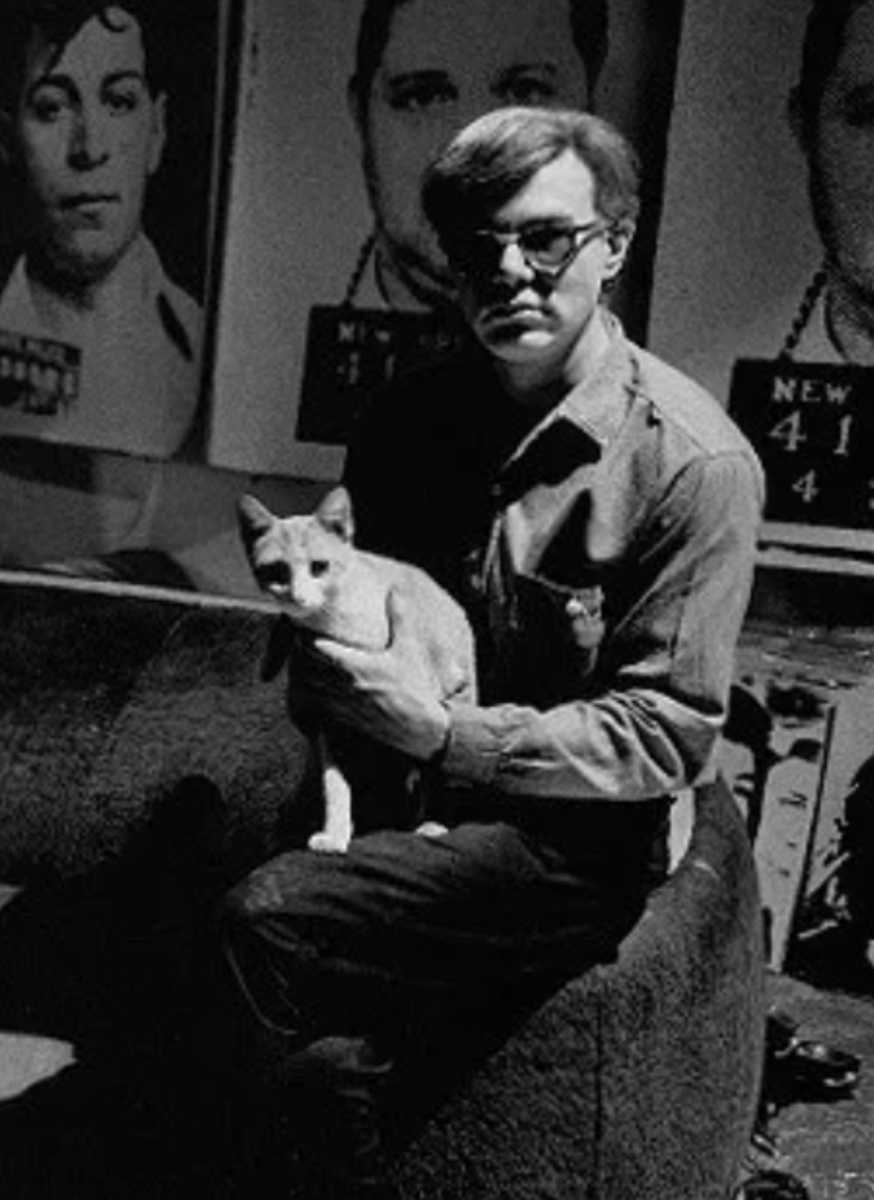 Энди Уорхол с котом. Фото из открытого источника интернета.