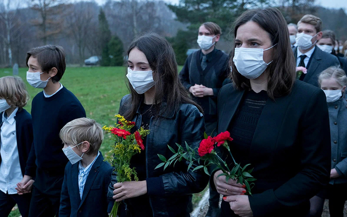 Кадр из сериала "Слёборн: Эпидемия на острове"