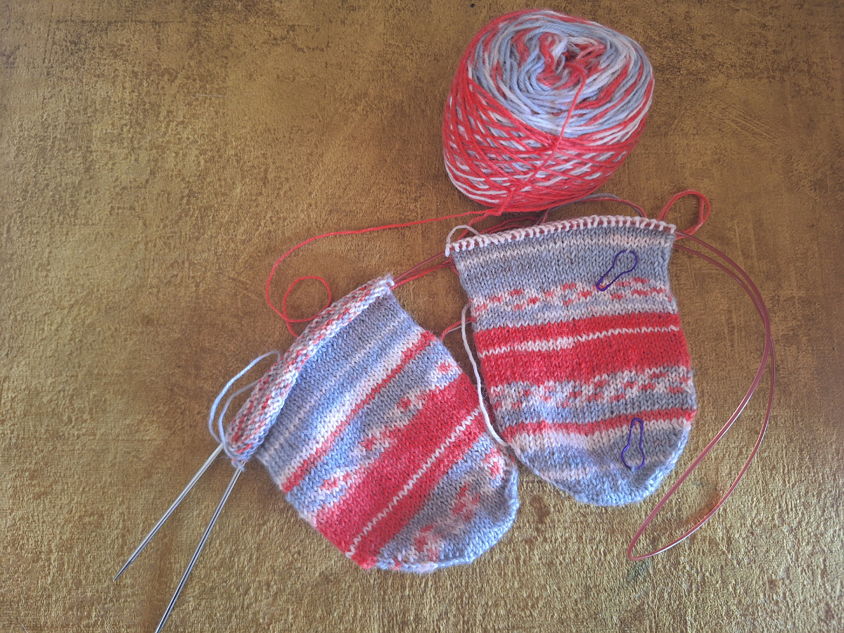 Носочки из подаренный пряжи😍 носочки от мыска по МК Анны Полозняк🤩 на 60 петель. Продвижения небольшие, но они есть💥