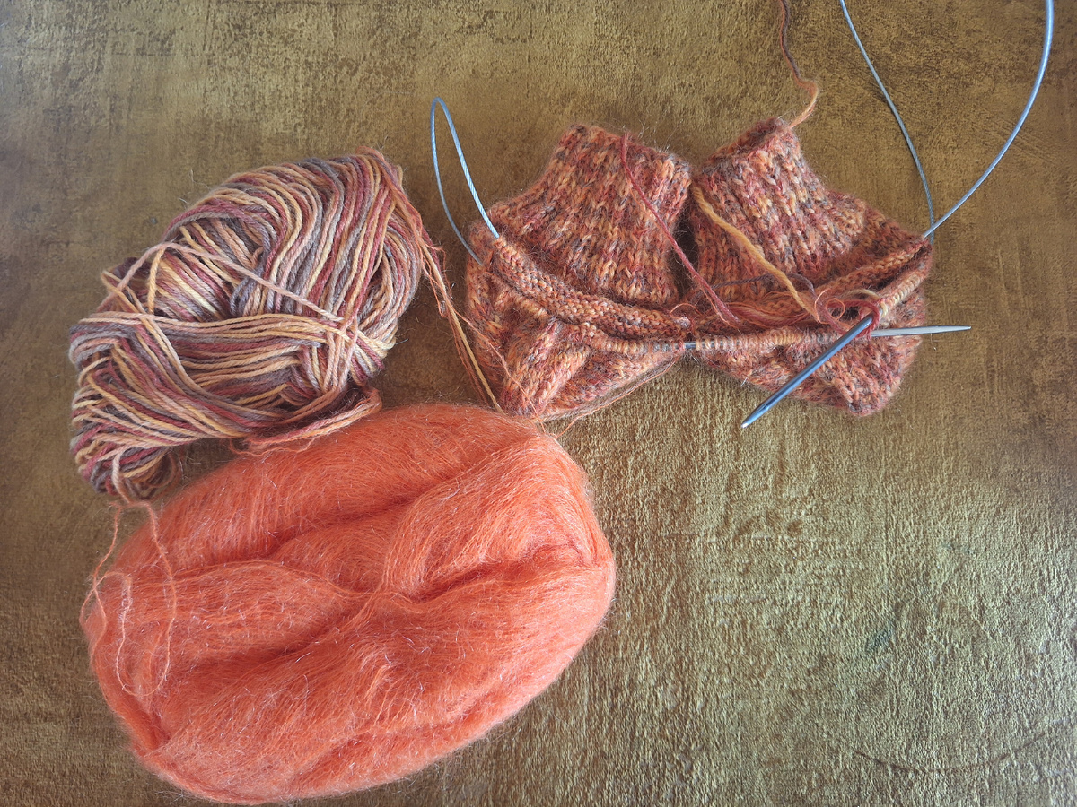 Носочки из пряжи Астра Карелия, цвет 1001, с подмотом кид мохера от Ализе. Укороченные: резинку набирала на 56 п, провязала 20 р, паголенок 7 р лицевой гладью и вывязала пятку Подкова