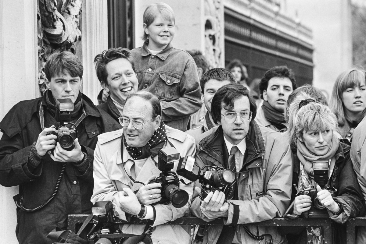 Фотограф Артур Эдвардс (нижний ряд, слева, в очках и с фотоаппаратом) среди представителей прессы в день отставки премьер-министра Маргарет Тэтчер в 1990 году