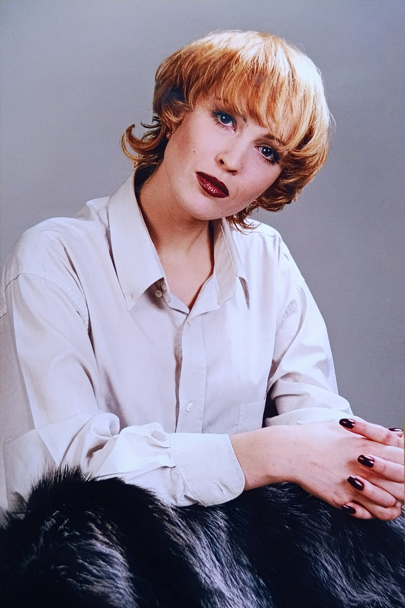 К сожалению, фото с той съёмки не сохранились... Зато сохранилось фото другой моей тогдашней клиентки, имя котороя я тоже, увы, не помню. Но она не менее прекрасна, той, о которой идёт речь в этом рассказе! К тому же макияж, причёска и образ девушки - моих рук дело, чем я тоже очень горжусь.