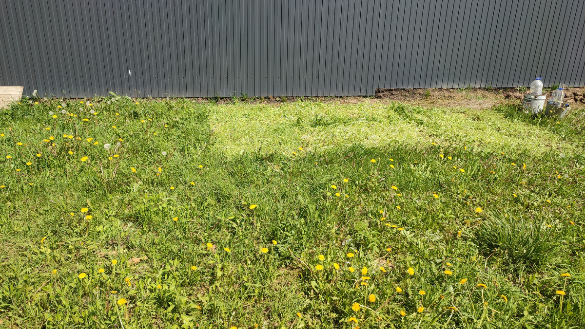 Жёлтое пятно- здесь лежал картон и палас