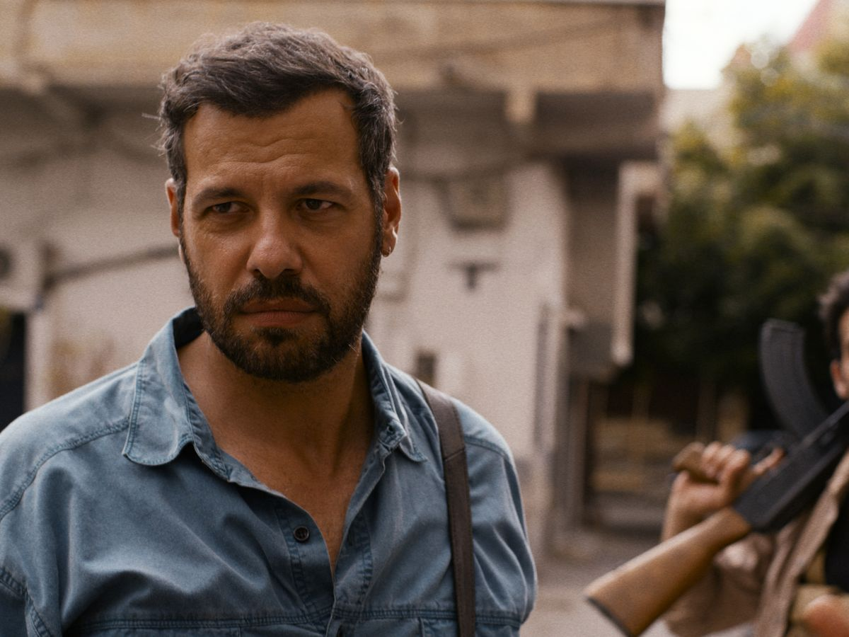 Кадр из фильма «Le quatrième mur». Режиссер: Давид Эльхоффен. Производство: Amour Fou Luxembourg, BE TV, Canal+ [fr], Centre National du Cinéma, Ciné, Cin?venture 8, Compagnie Cinématographique, La, Eliph Productions, Entourage Sofica, Eurimages, L'Emissaire de Baal, Le Tax Shelter du Gouvernement Fédéral de Belgique, Luxembourg Film Fund, Move Movie, Orange Cinéma Séries, Panache Productions, Proximus, Rhamsa Productions, Tax Shelter de Movie Tax Invest, TV5MONDE, VOO, Wallimages