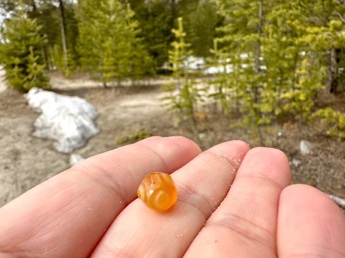 Желто-оранжевый камень.