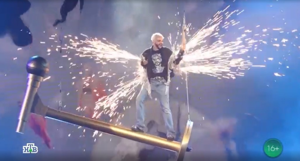 Кадр из шоу с Филиппом Киркоровым