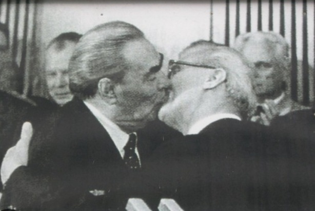 Наверное, во времена Брежнева, так было принято здороваться