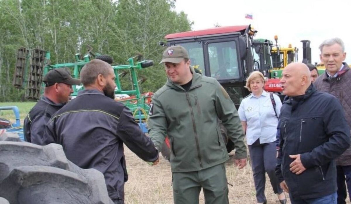     В Омском районе Виталий Хоценко совершил визит на предприятие «Нива». Источник: omskregion.info Автор фото: Александр Труш