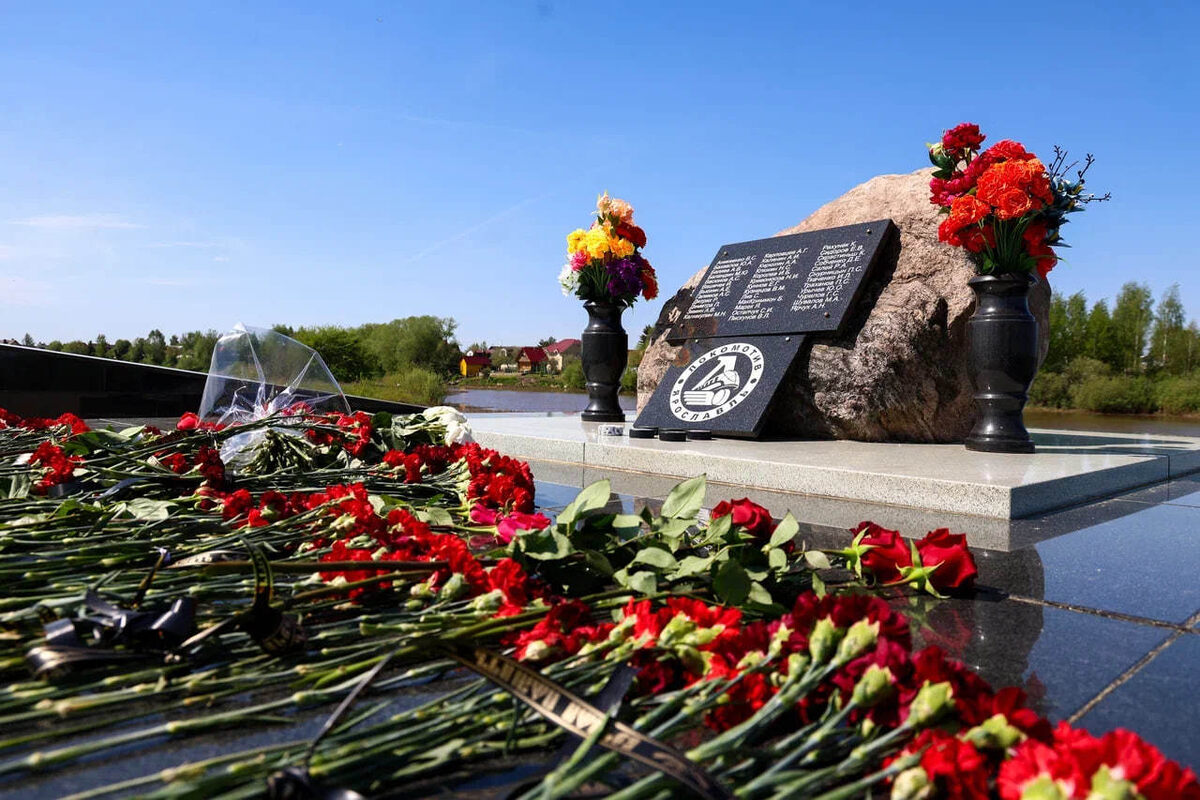    Хоккеисты ярославского «Локомотива» после победы в Кубке Гагарина отправились на мемориал в Туношне / ХК "Локомотив"