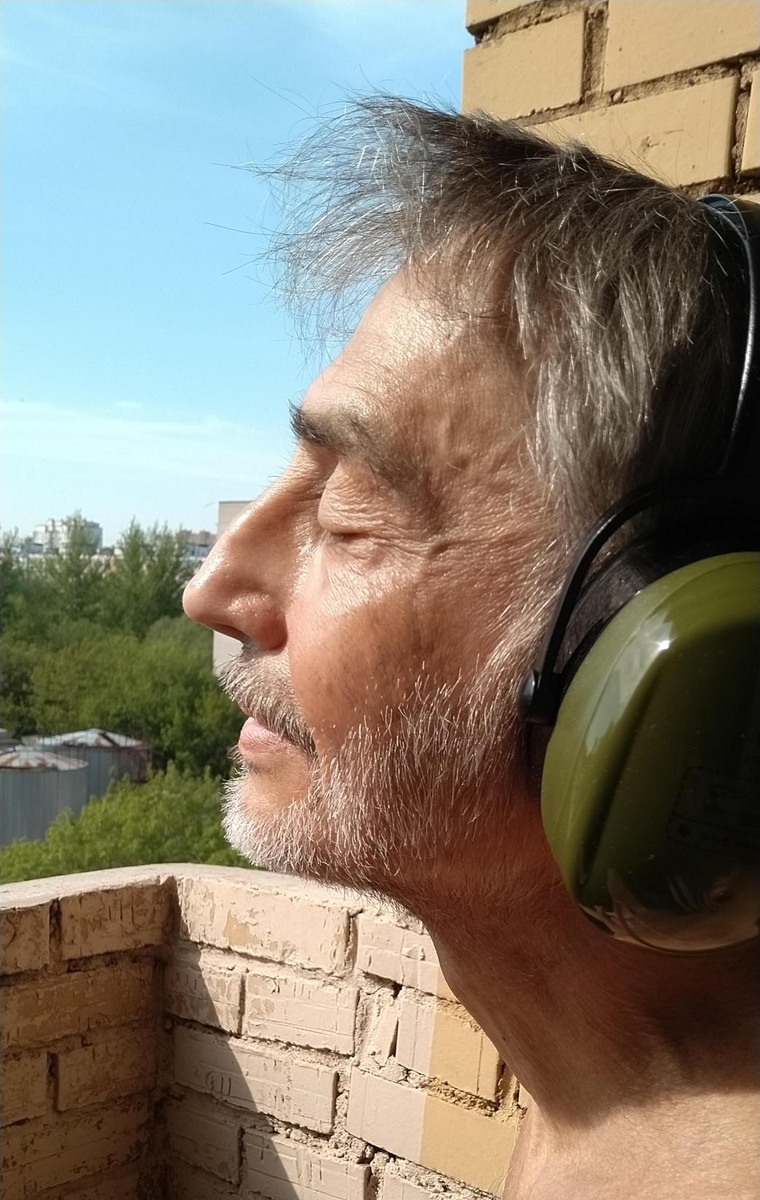 Медитирую на своём открытом балконе. Фото автора