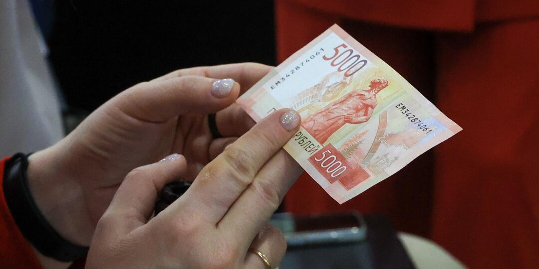 ЦБ установил курс доллара на выходные и 26 мая на уровне 79,71 рубля