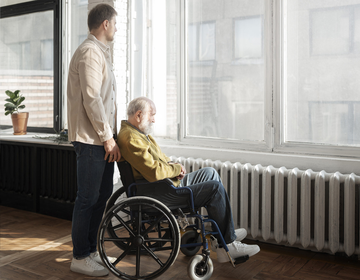 Использование инвалидного кресла для перемещения пожилого родственника