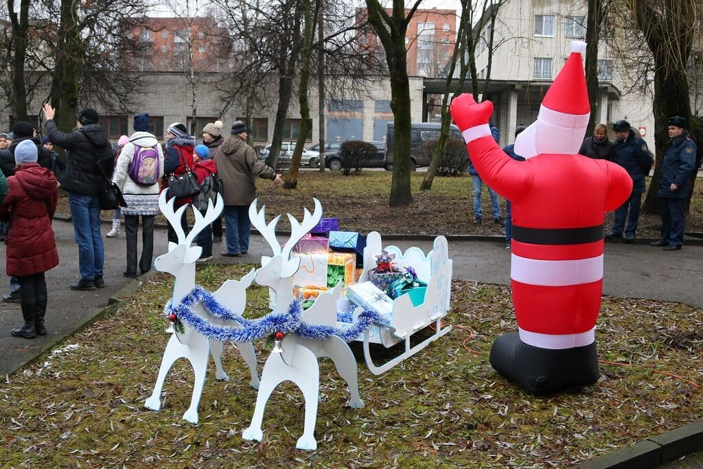 Предновогодний праздник в сквере Ветеранов у Брянского цирка на Октябрьской улице в декабре 2017 года  Антон Яцков📷
