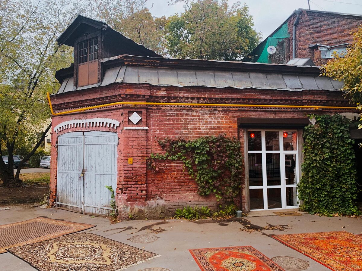 Большой Левшинский переулок, 10, стр. 4. Тот самый сарай, ставший кафе. Источник https://garage-depo.clients.site/?ysclid=mb3gz9dxuk46786157.