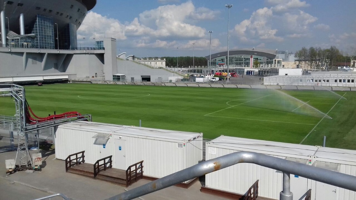 У нашего стадиона «Газпром-Арена» уникальное «передвижное» поле - иногда его выкатывают «наружу» для полива, и чтоб травка побыла под здоровым естественным светом)) Фото из архива автора