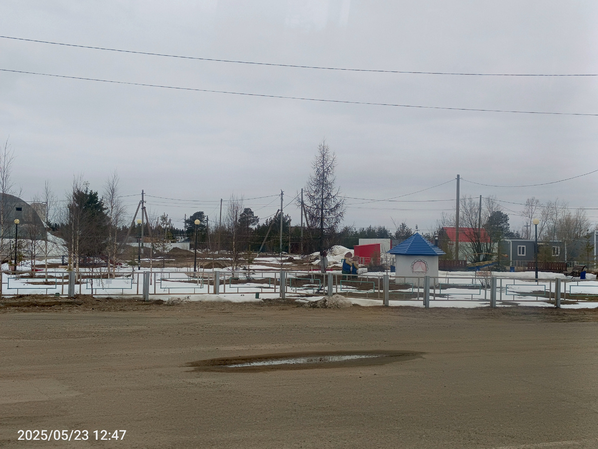 На газонах снег