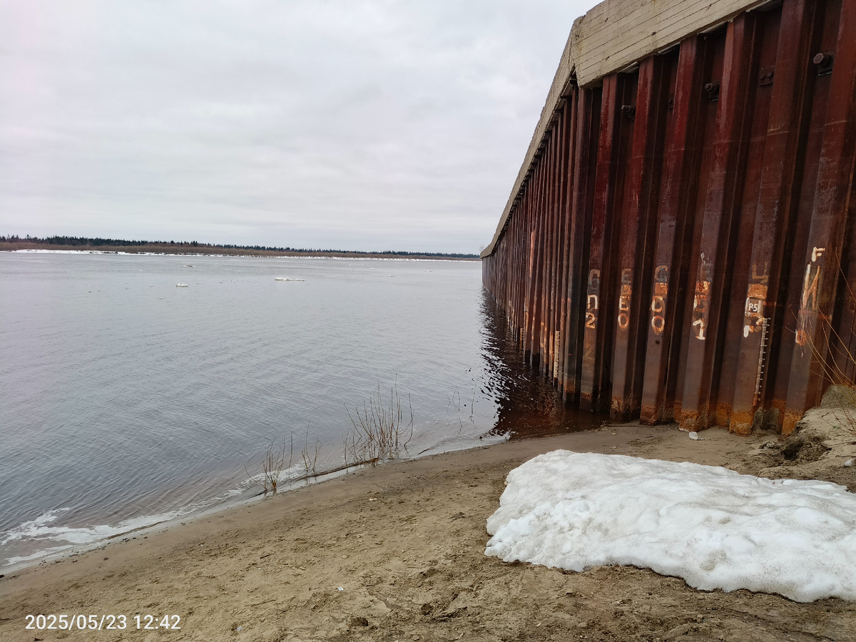 На реке ещё мелкие льдины плывут.
