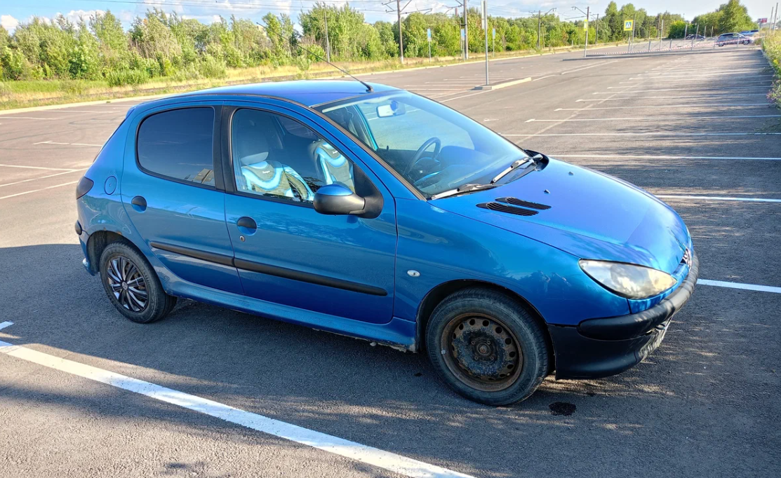 Французский автомобиль Peugeot 206, 2007 года выпуска. Это мой экземпляр