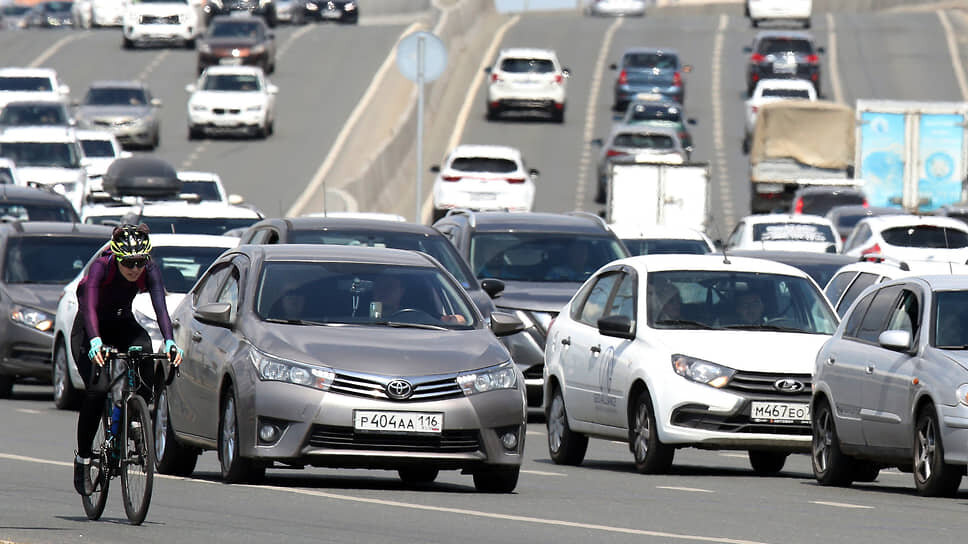 В апреле в Татарстане продажи легковых автомобилей упали на 24,7%.📷Фото: Артем Дергунов / Коммерсантъ