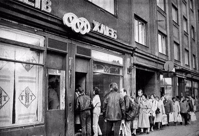 Свидетельствую, зная это место: это НЕ очередь за просто хлебом. Это очередь за горячими французскими багетами, выпекавшимися на месте. Они да, вызывали некоторый ажиотаж.