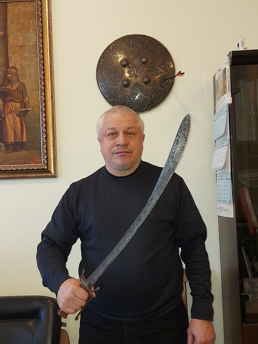 Фото автора статьи с марокканской саблей из Генуи (Гурда)