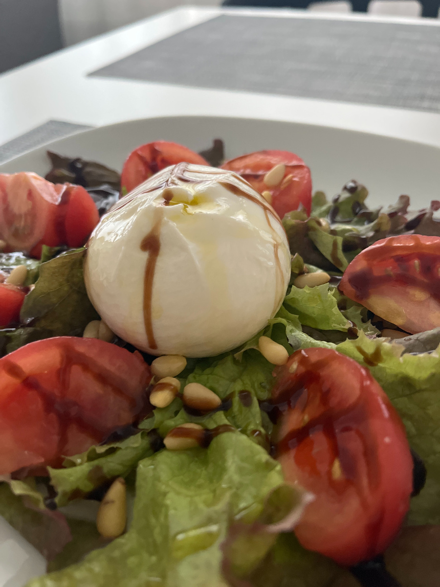 Сегодня делюсь рецептом, который украсит любой стол — от уютного завтрака до изысканного ужина. Это не просто салат. Это — настроение. Легкость, свежесть и невероятная нежность бурраты в каждом кусочке.

Ингредиенты:
 • 1 шарик сыра буррата
 • 2 спелых средних томата
 • Смесь салатных листьев (латук, радиччио, руккола и др.)
 • 1 ч. л. соуса песто
 • Оливковое масло первого отжима
 • Щепотка соли
 • Горсть кедровых орешков
 • Бальзамическая глазурь (для украшения)

Приготовление:
 1. В миске аккуратно перемешайте салатные листья с ложкой оливкового масла и соусом песто. Дайте им немного «отдохнуть», чтобы они впитали аромат.
 2. Выложите листья на тарелку.
 3. Томаты надрежьте крест-накрест и залейте кипятком на 20–30 секунд, затем снимите кожицу. Нарежьте дольками и выложите поверх салата.
 4. В центр поместите буррату.
 5. Полейте всё оливковым маслом, слегка посолите томаты и листья.
 6. Украсьте салат бальзамической глазурью и щедро посыпьте кедровыми орешками.

Подача:
Подавайте сразу же, пока буррата нежная, а листья свежие. 
⸻

Хочешь больше таких рецептов — подписывайся, ставь лайк и напиши в комментариях, пробовал ли ты буррату в таком сочетании!