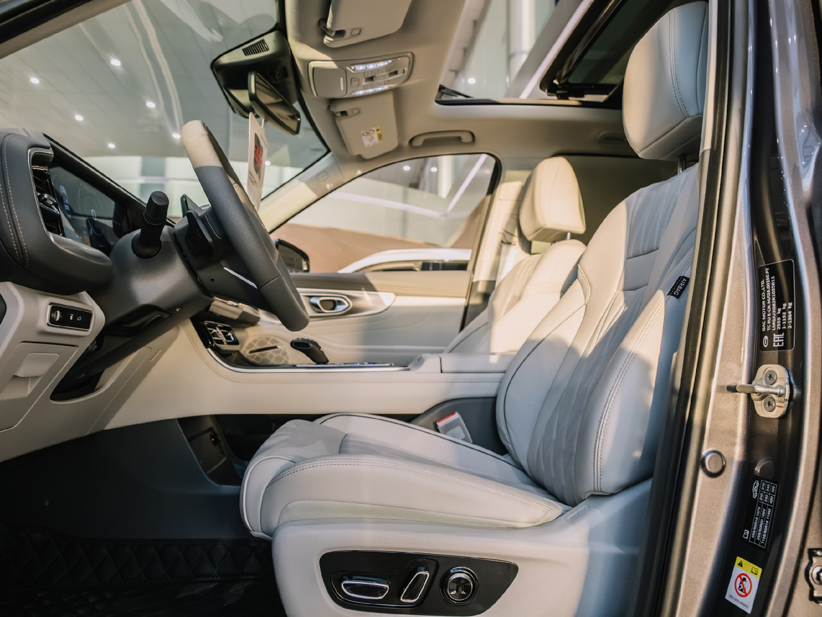 Интерьер GAC GS8 белый салон GAC Волхонский Санкт-Петербург