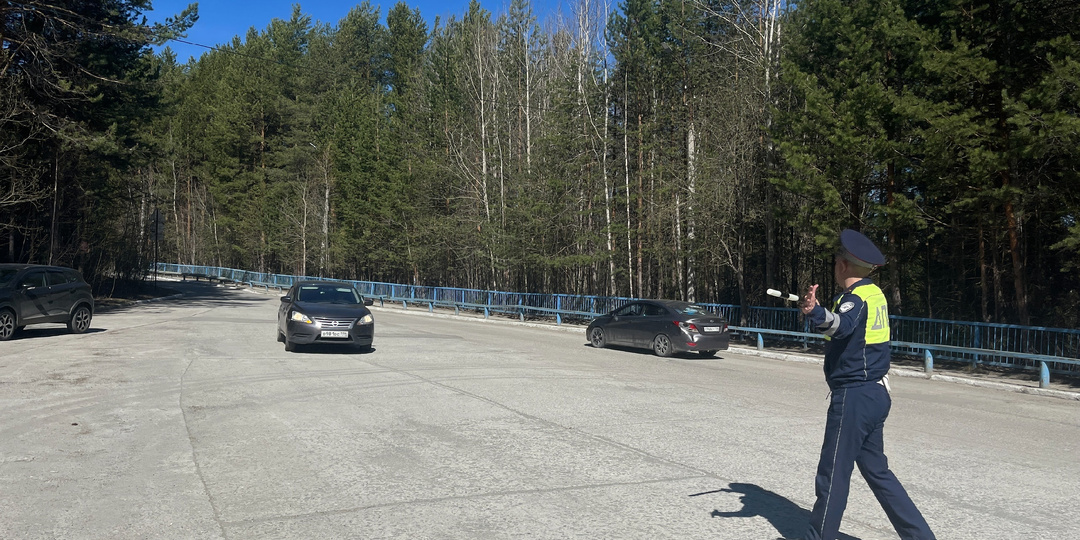 Остановил инспектор ГИБДД и не подходит к автомобилю, что делать водителю? Ответ автоюриста