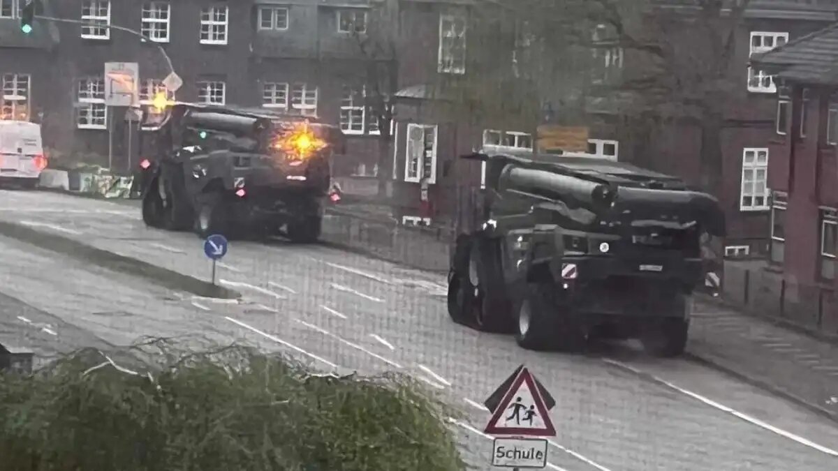 Фото: © private / agrarheute.com
Два черных комбайна Fendt IDEAL напугали жителей немецкого города