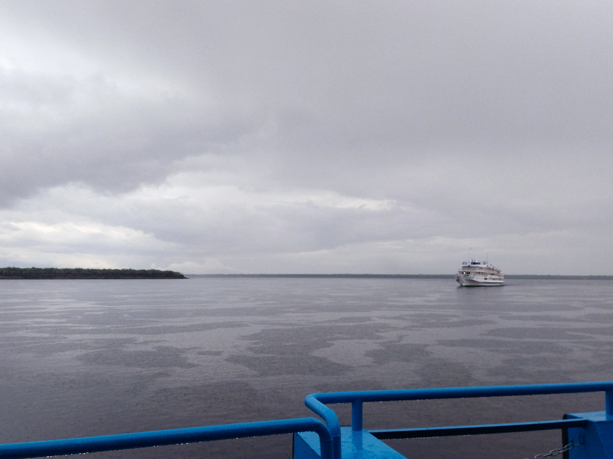 Теплоход подходит к дебаркадеру.