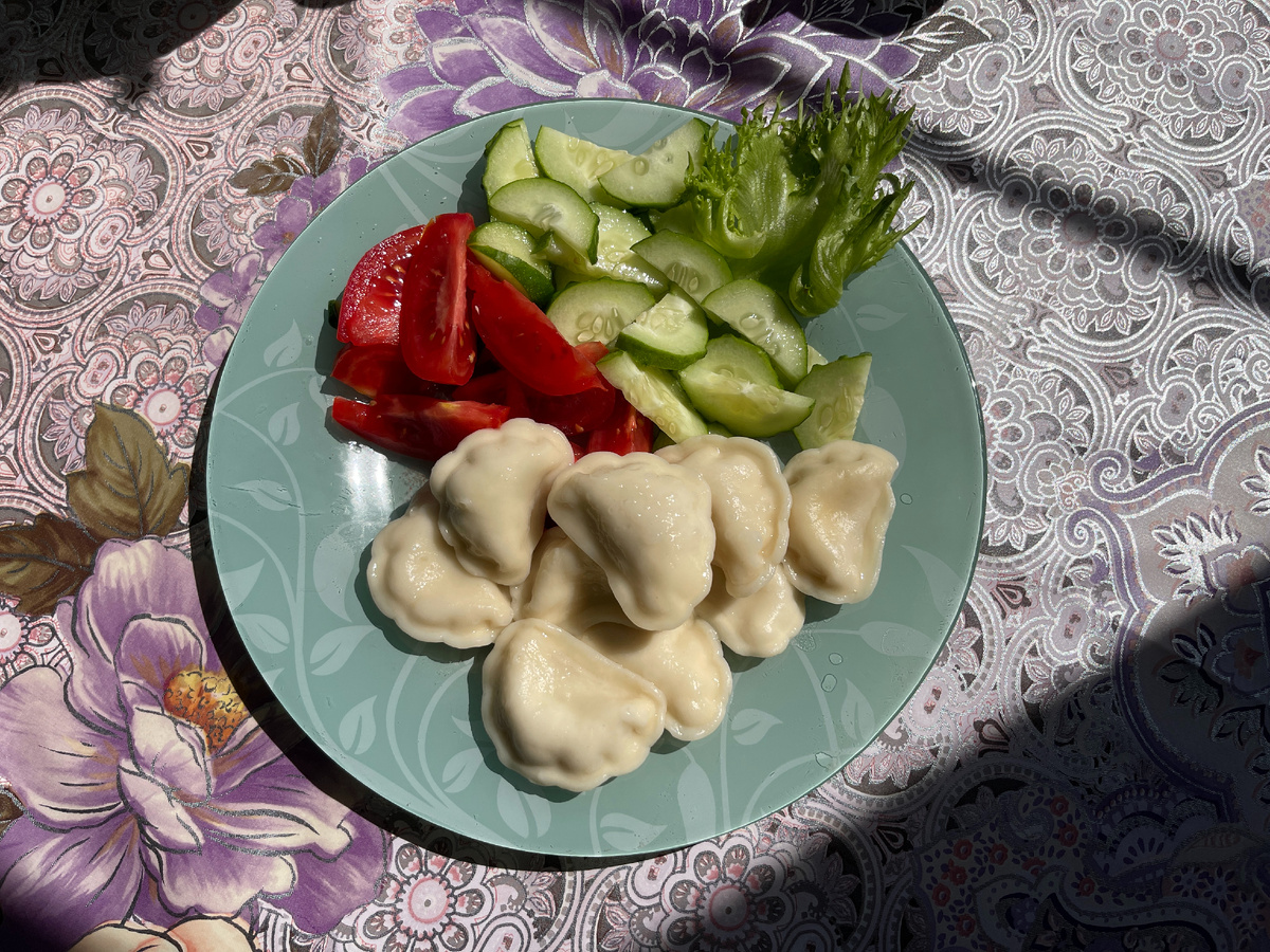 Вареники с картофелем и грибной солянкой, огурец, помидор, салат