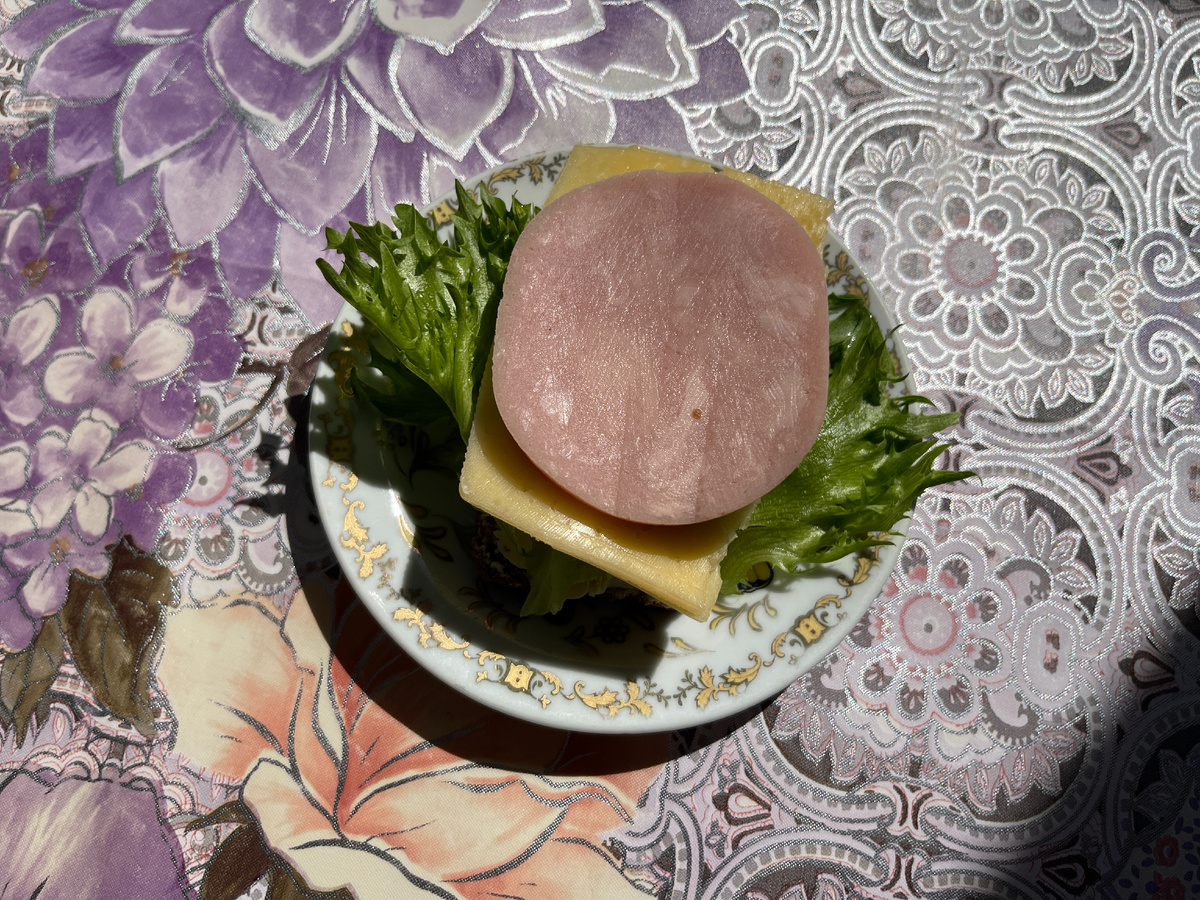 Бутерброд (черный хлеб, масло, сыр, салат, ветчина из индейки)