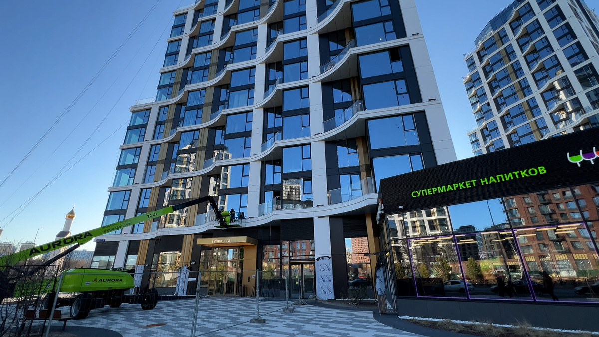 Заканчиваются фасадные работы на одном из корпусов.