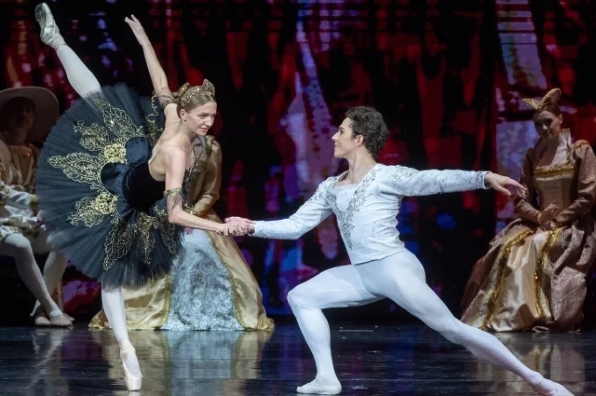    «Лебединое озеро» в постановке Владимира Васильева. Одетту-Одиллию танцует Кристина Андреева-Захарова, Принца Зигфрида - Вагнер Карвальо.