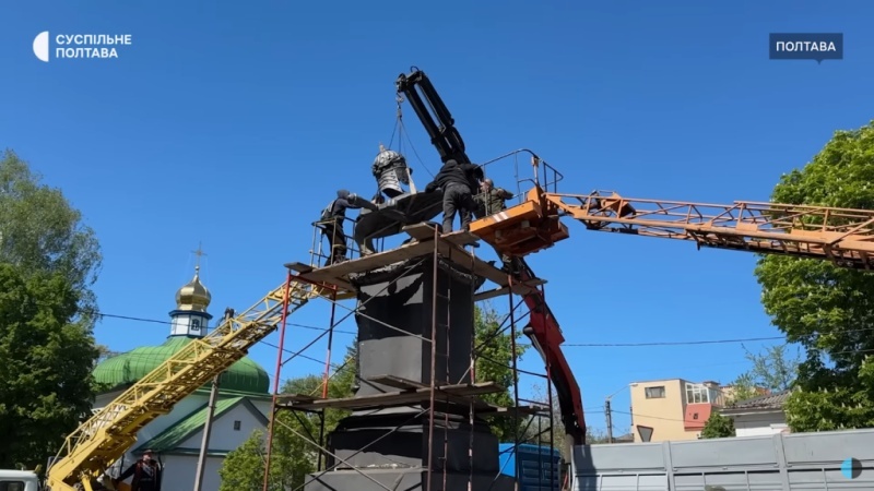   «Просто позор»: в Полтаве демонтировали монумент Петру I, а в Днепропетровской области декоммунизировали мемориал павшим воинам