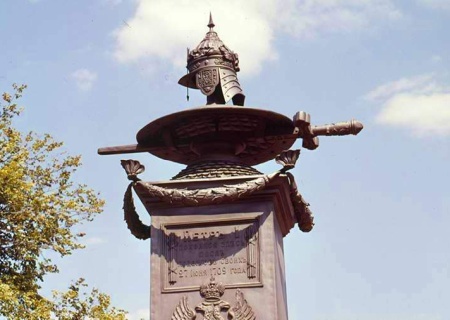    «Просто позор»: в Полтаве демонтировали монумент Петру I, а в Днепропетровской области декоммунизировали мемориал павшим воинам