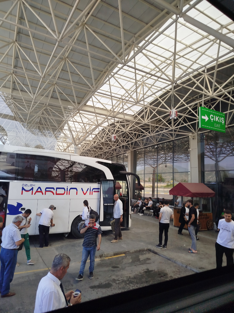 Вид из окна автобуса на одной из станций